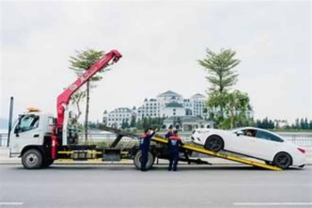 Xe va chạm xa, cẩu về thì bảo hiểm có chi trả không?